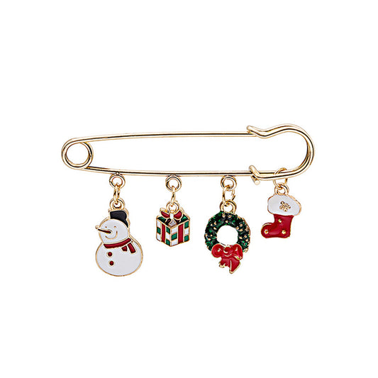 Green Enamel and 18K Gold-Plated Wreath Christmas Charms Brooch, gold brooch pin, dainty minimalist design, front view
