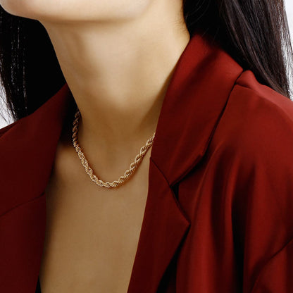 18K Gold-Plated Twisted Necklace, gold pendant necklace for women, vintage-inspired design, detail close-up
