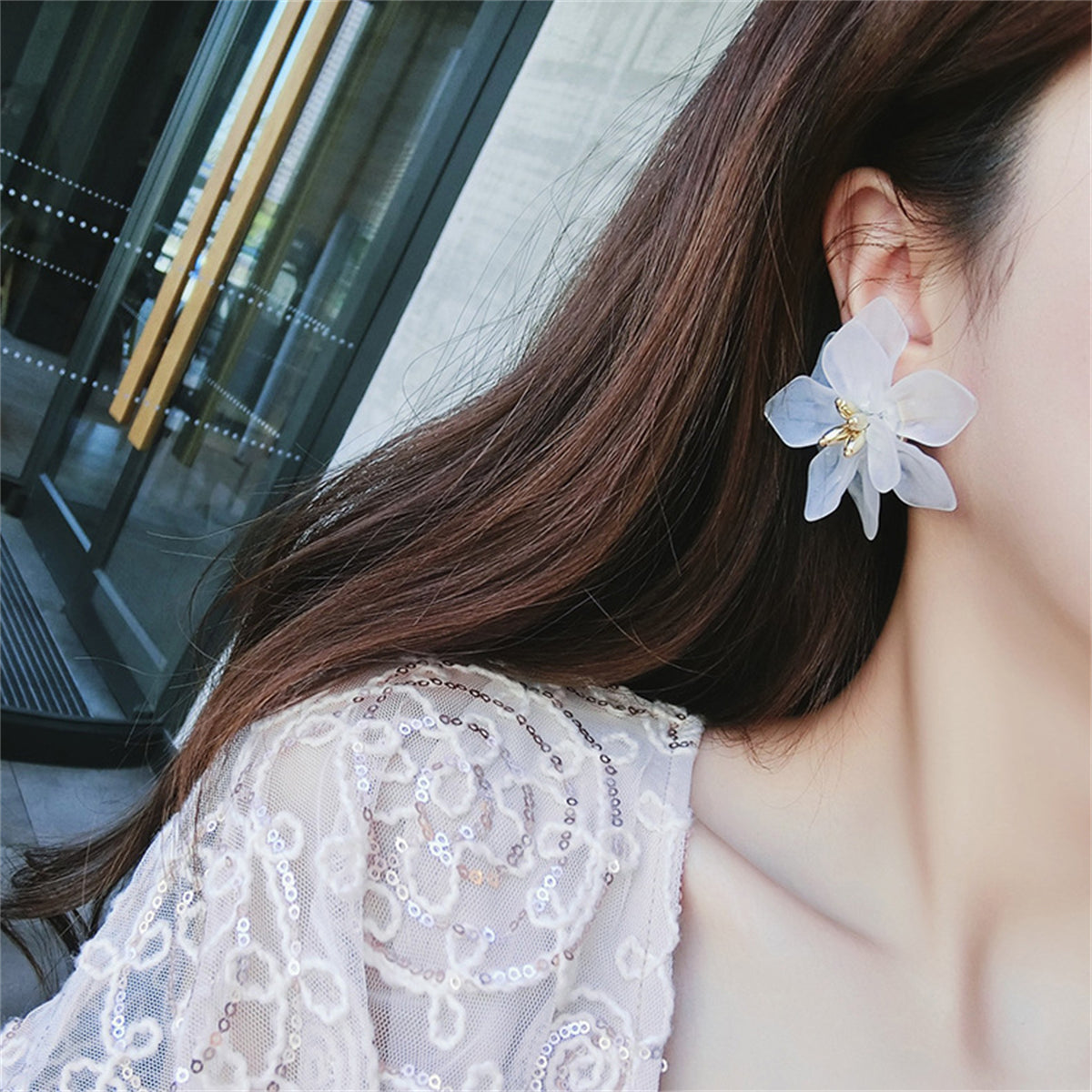Charming white flower stud earrings, combining acrylic design with 18K gold plating for a stylish accessory.