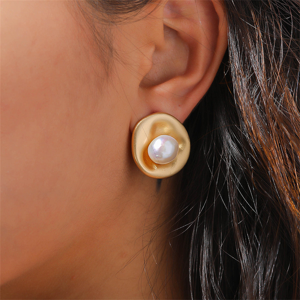 Pearl and 18K Gold-Plated Hammered Circle Stud Earrings, gold stud earrings for women, vintage-inspired design, front view
