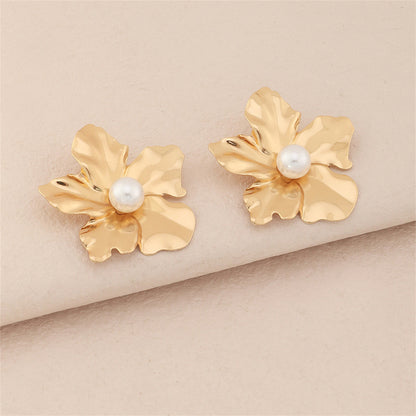Pearl and 18K Gold-Plated Floral Stud Earrings, gold stud earrings for women, vintage-inspired design, detail close-up