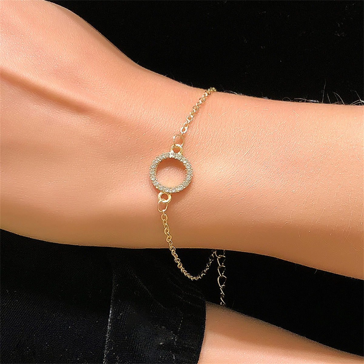 Cubic Zirconia and 18K Gold-Plated Circle Charm Bracelet, gold bracelet for women, vintage-inspired design, detail close-up