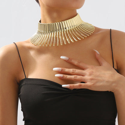 18K Gold-Plated Spike Choker, chunky gold choker necklace, dainty minimalist design, detail close-up