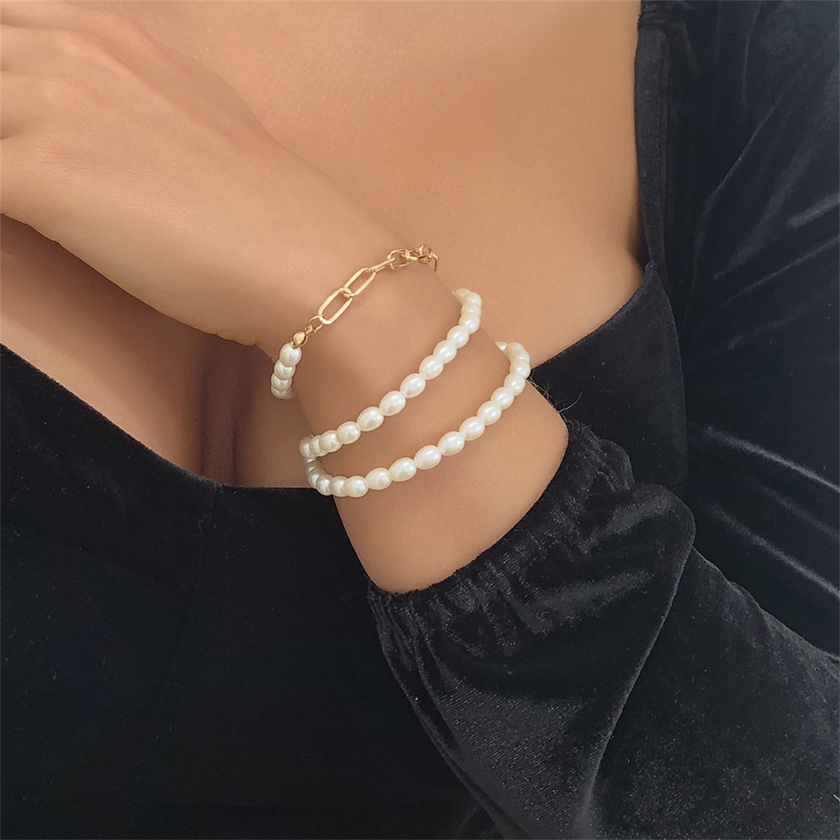 Pearl and 18K Gold-Plated Chain Necklace, gold pendant necklace for women, botanical inspired, detail close-up