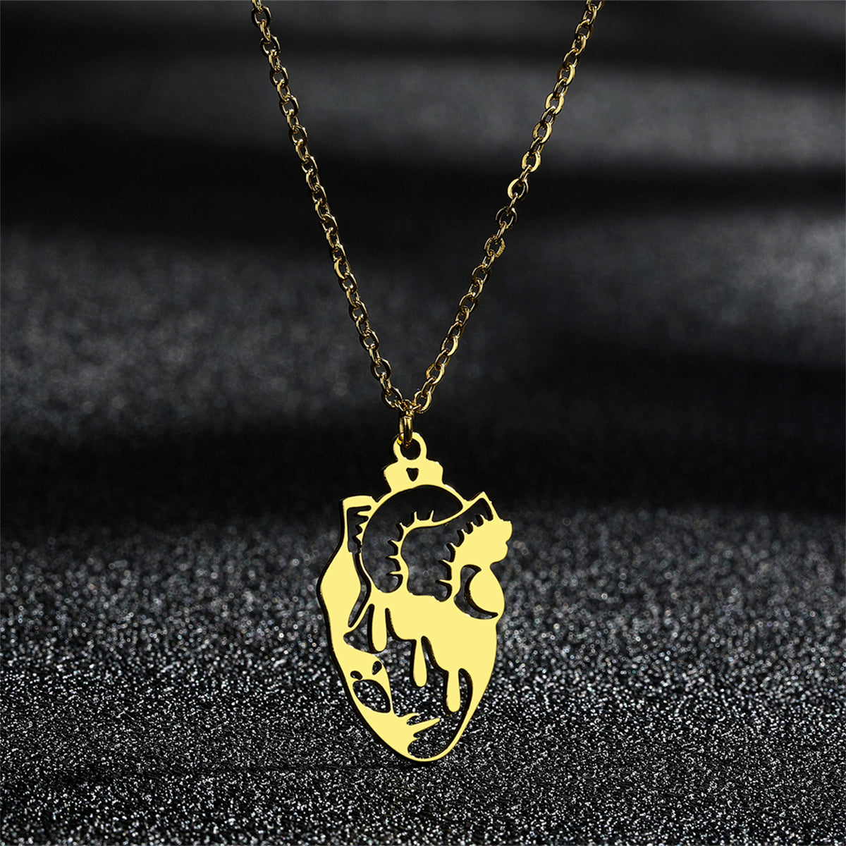 18K Gold-Plated Openwork Heart Pendant Necklace, gold pendant necklace for women, vintage-inspired design, detail close-up