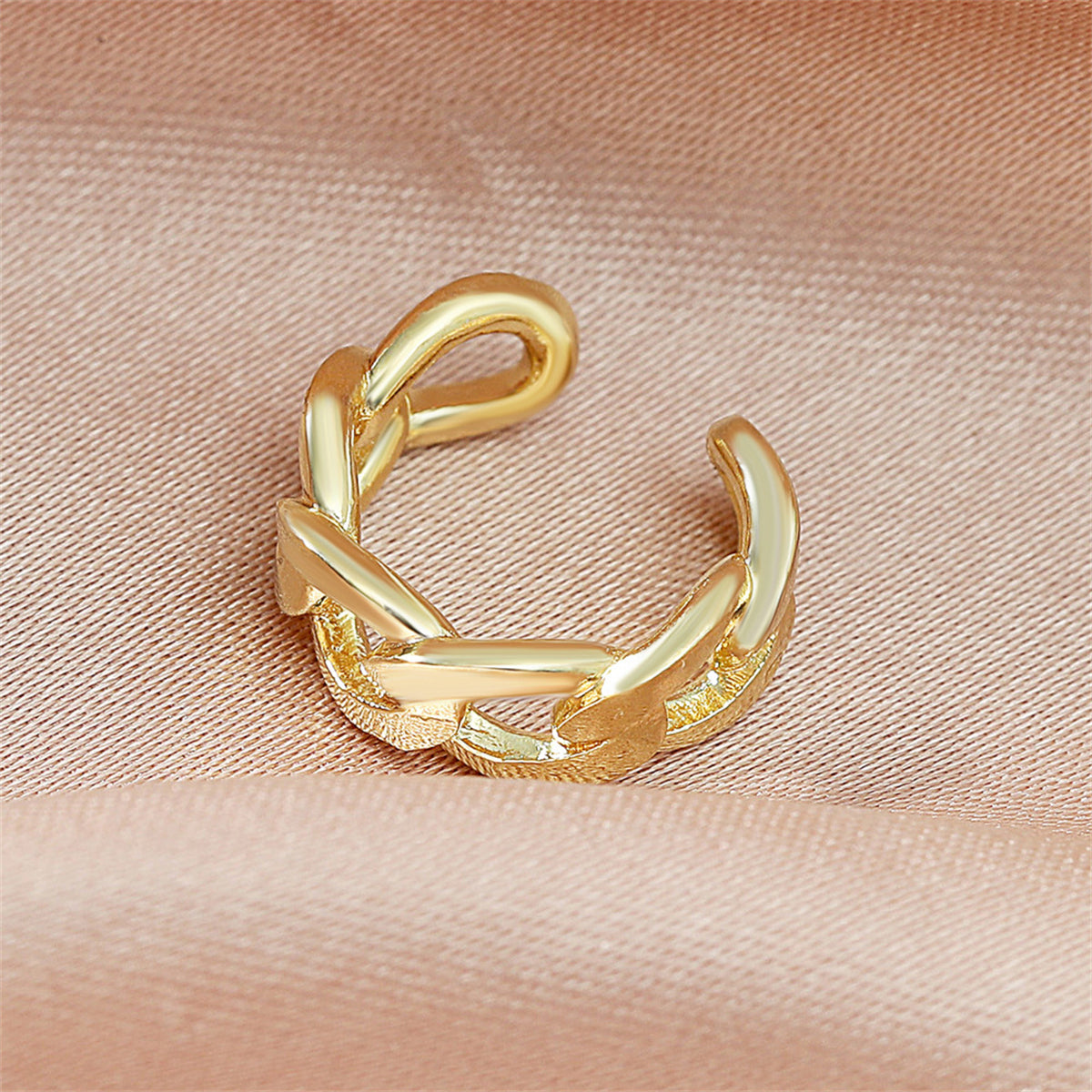 18K Gold-Plated Curb Chain Ear Cuff, gold stud earrings for women, dainty minimalist design, detail close-up