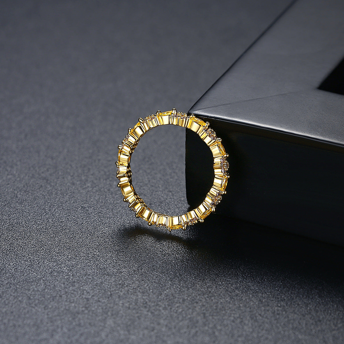 Crystal and Cubic Zirconia 18K Gold-Plated Flower Band, gold statement rings for women, elegant gift for her, detail close-up