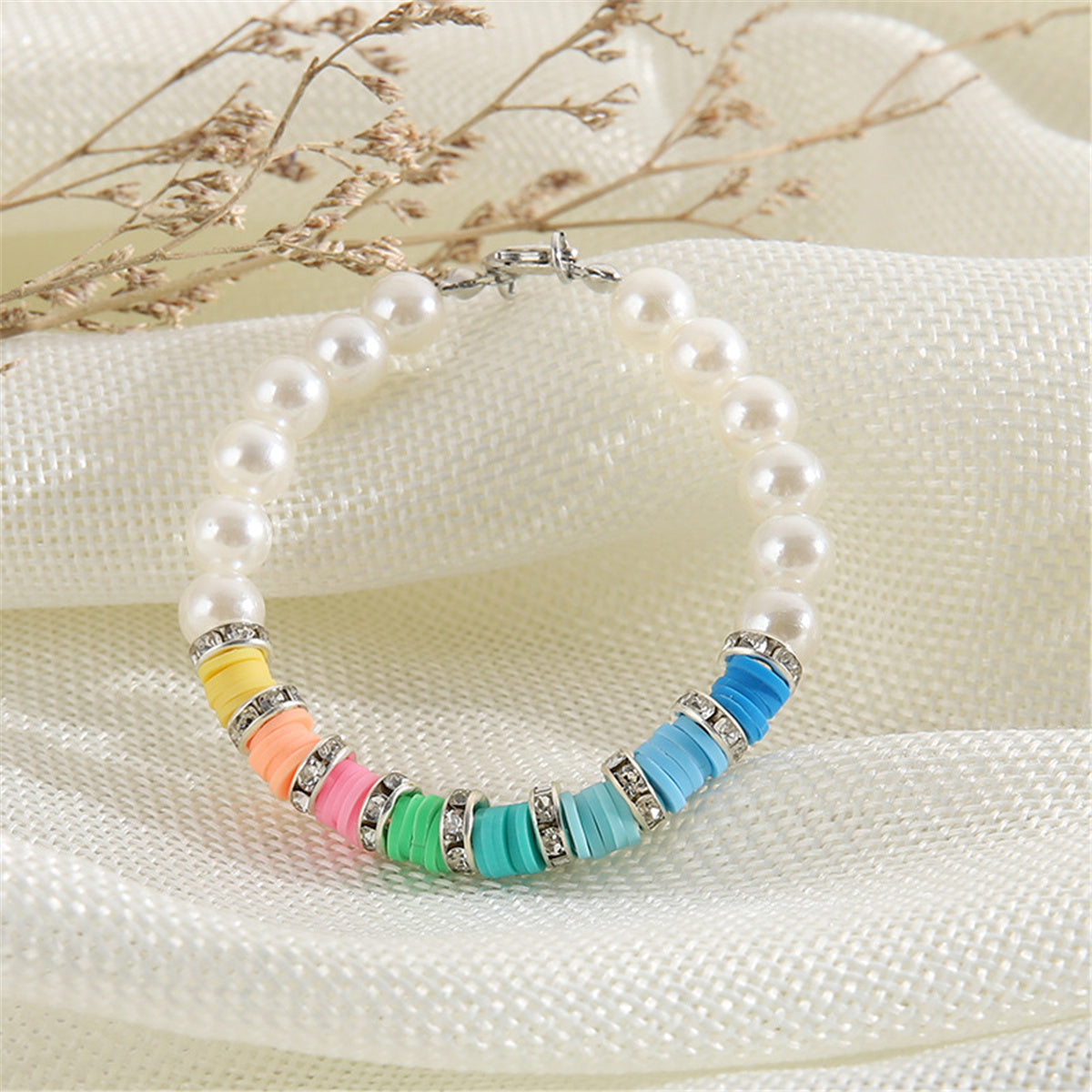 Blue Polymer Clay and Pearl Multicolor Beaded Bracelet, bracelet for women, dainty minimalist design, detail close-up