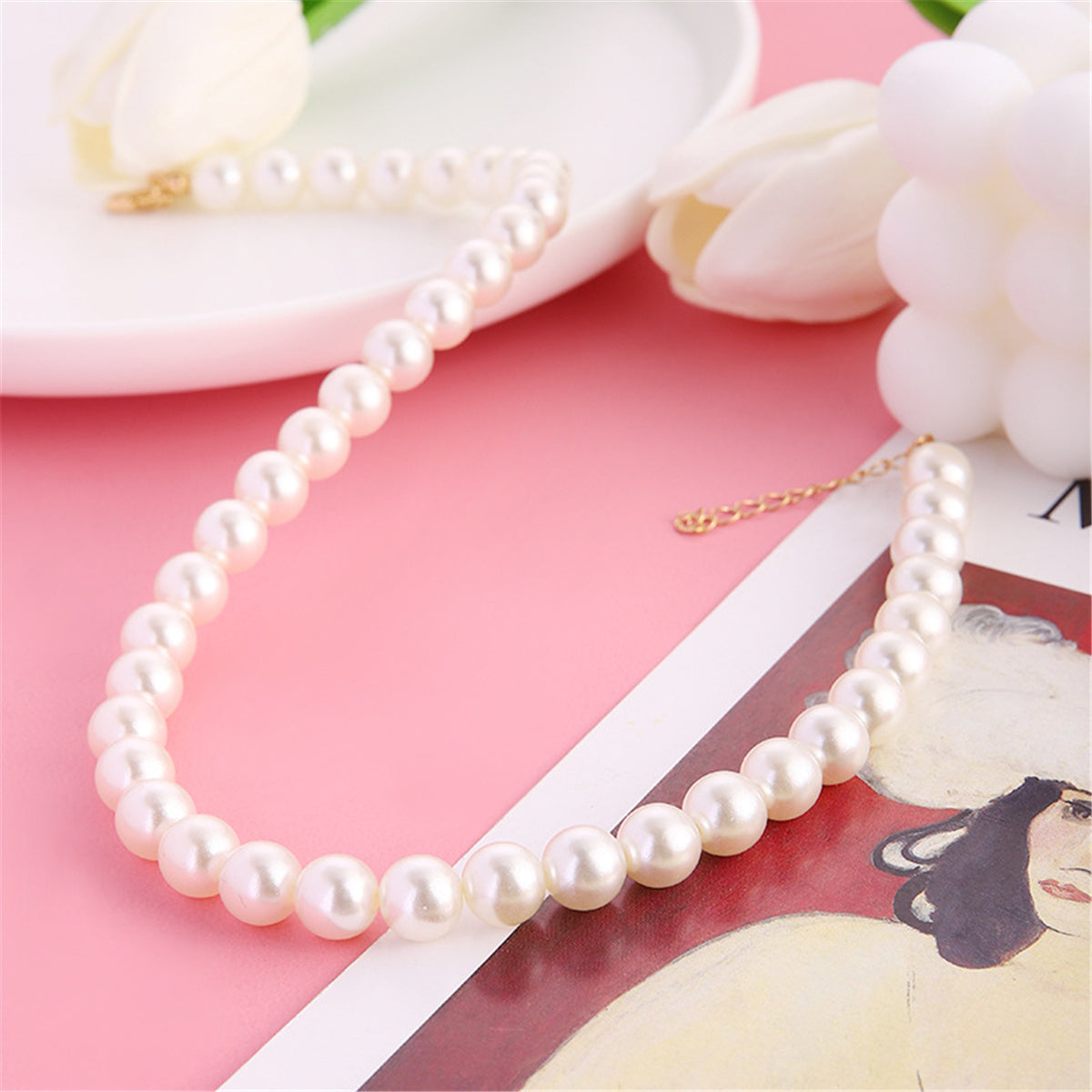 Pearl and 18K Gold-Plated 10MM Choker Necklace, gold pendant necklace for women, vintage-inspired design, detail close-up