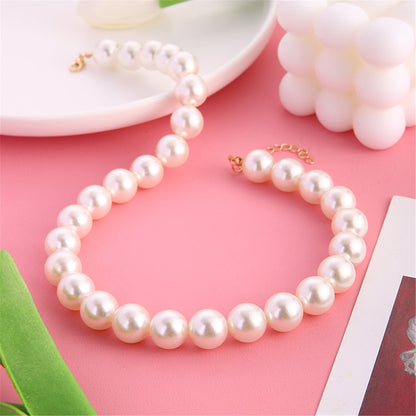 Pearl and 18K Gold-Plated 14MM Choker Necklace, gold pendant necklace for women, dainty minimalist design, detail close-up