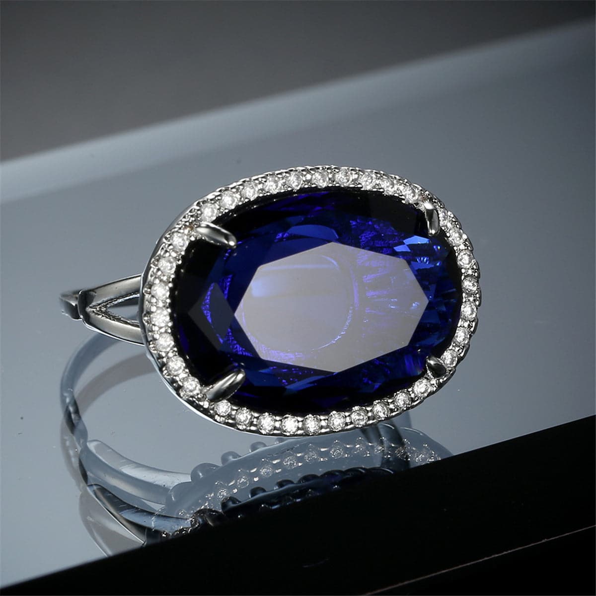 Navy Crystal and Cubic Zirconia Oval-Cut Ring, statement rings for women, vintage-inspired design, detail close-up