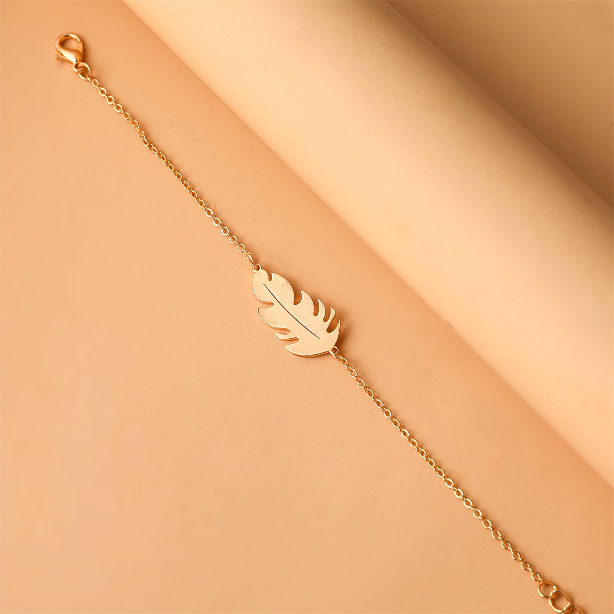 18K Gold-Plated Leaf Charm Bracelet, gold bracelet for women, vintage-inspired design, detail close-up