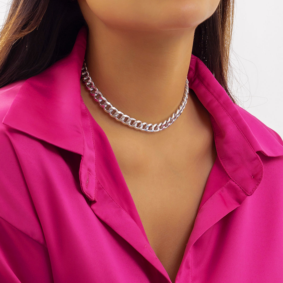 Silver-Plated Curb Chain Necklace, silver pendant necklace for women, dainty minimalist design, detail close-up