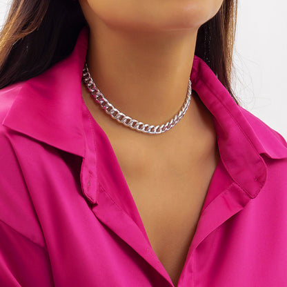 Silver-Plated Curb Chain Necklace, silver pendant necklace for women, dainty minimalist design, detail close-up