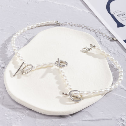 Pearl and Silver-Plated Circle Bar Station Necklace, silver pendant necklace for women, detail close-up
