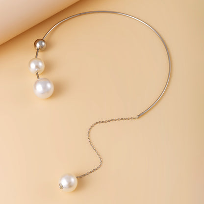 Pearl and Silver-Plated Drop Choker, silver pendant necklace for women, vintage-inspired design, detail close-up