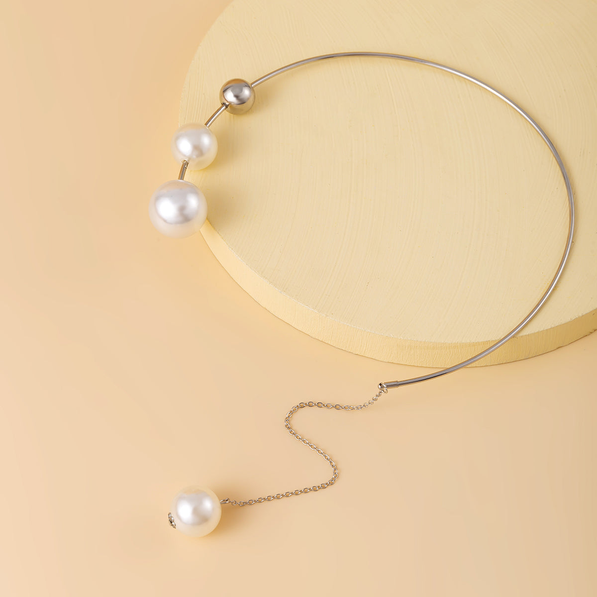 Pearl and Silver-Plated Drop Choker, silver pendant necklace for women, vintage-inspired design, lifestyle look