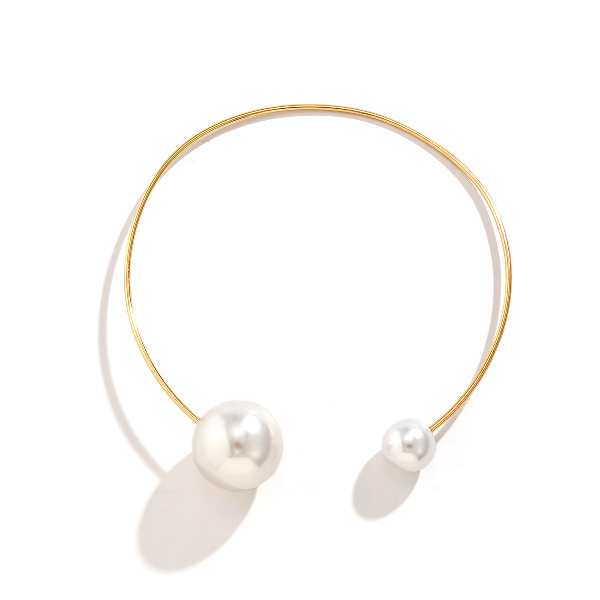 Pearl and 18K Gold-Plated Copper Collar Necklace, chunky gold choker necklace, vintage-inspired design, detail close-up