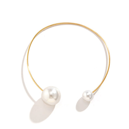 Pearl and 18K Gold-Plated Copper Collar Necklace, chunky gold choker necklace, vintage-inspired design, detail close-up