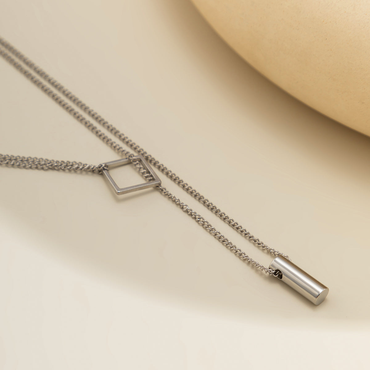 Silver-Plated Rhombus Layered Lariat Necklace, silver pendant necklace for women, vintage-inspired design, detail close-up