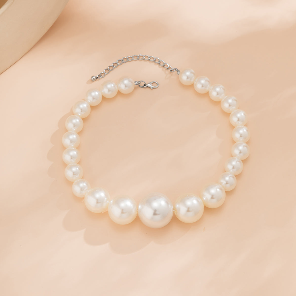 Pearl and Silver-Plated Graduated Choker, silver pendant necklace for women, everyday style, detail close-up