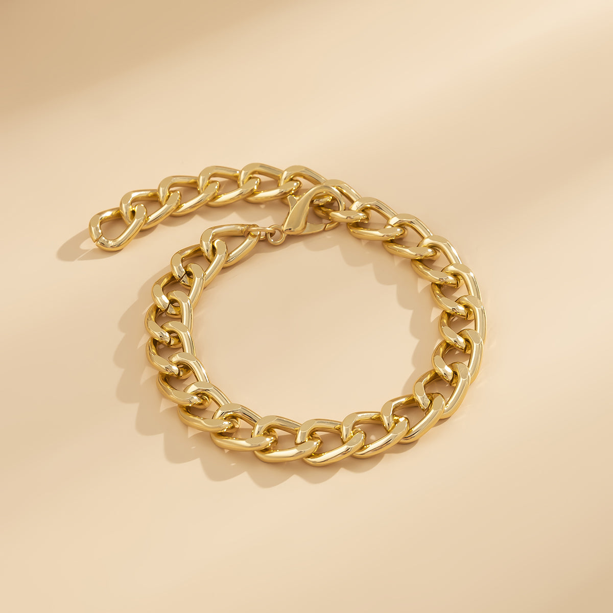 A chic 18K gold-plated curb chain bracelet draws attention to its exquisite shine and elegance.
