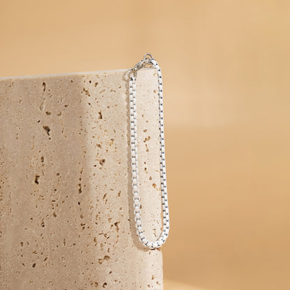 White Enamel and Silver-Plated Chain Bracelet, silver bracelet for women, dainty minimalist design, detail close-up