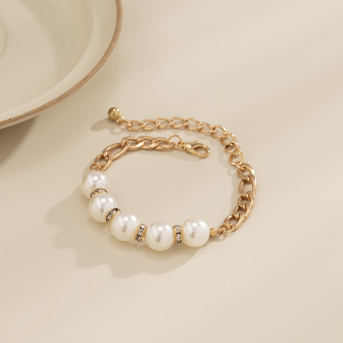 Pearl and Cubic Zirconia 18K Gold-Plated Curb Chain Bracelet, gold bracelet for women, elegant gift for her, detail close-up