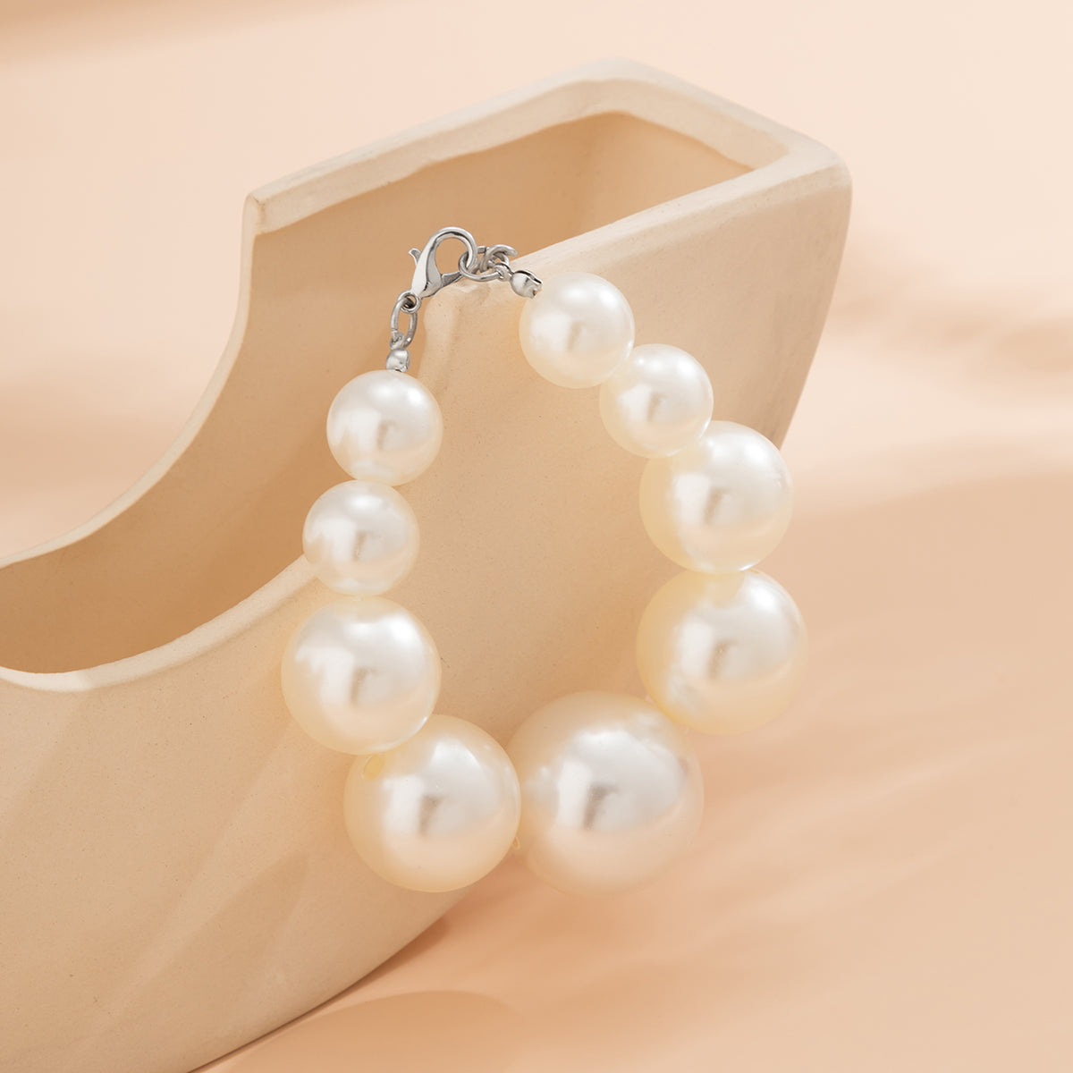 Pearl and Silver-Plated Ball Bead Bracelet, silver bracelet for women, vintage-inspired design, detail close-up