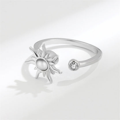 Quartz and Silver-Plated Rotating Sun Open Ring, silver statement rings for women, elegant gift for her, detail close-up